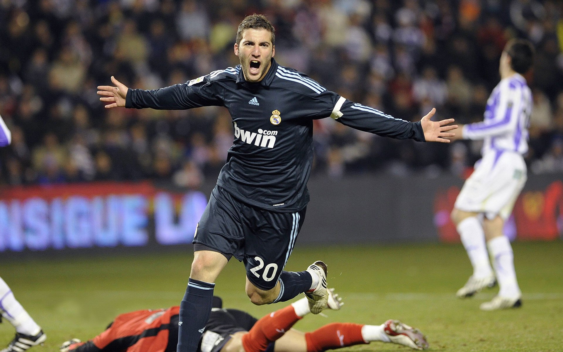 “萨尔·巴赫在南非国家队的首秀：展现非凡潜力”